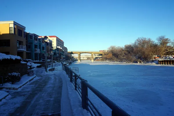 Forecasts diverge over possible Milwaukee snow Sunday as Apple shows 20 inches and NWS urges caution