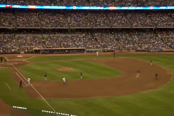 Brewers beat White Sox 6-1 as aggressive baserunning and early offense set the tone